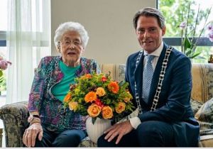 Bloemen en bonbons voor 102-jarige mevrouw Vos-Pijl
